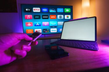 Dispositivos de streaming Apple TV Roku Fire TV Stick