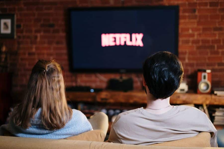 pareja disfrutando netflix sala conectada 2 Pareja disfrutando Netflix en sala conectada