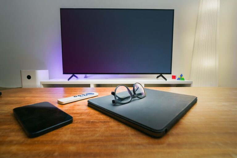 Sala de estar con tecnología smart para streaming en TV