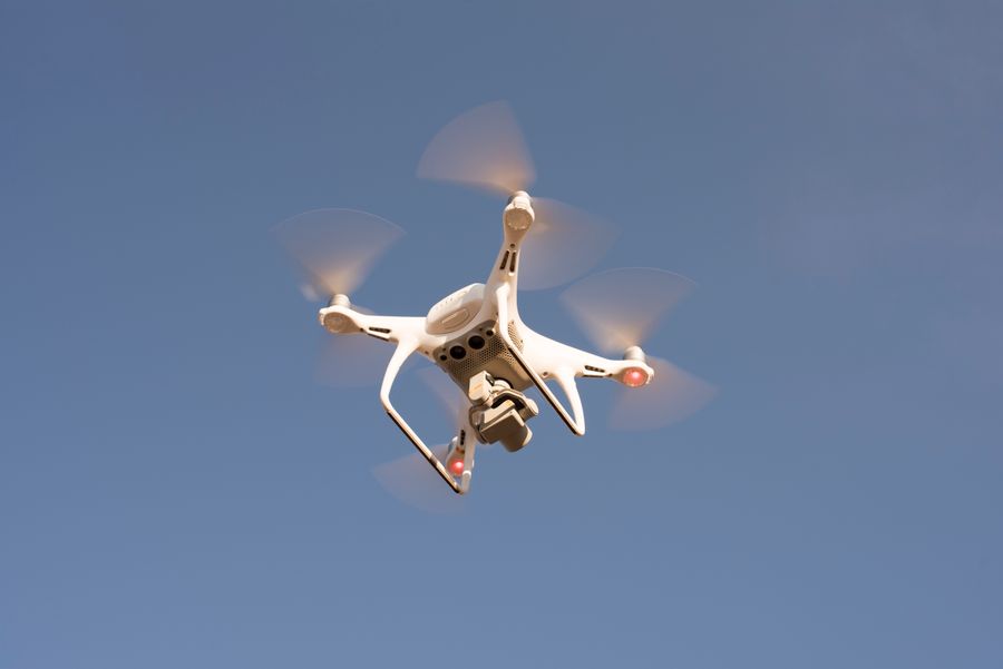 dron blanco camara precision 2 Dron blanco con cámara de precisión