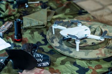 Dron compacto con accesorios y herramientas