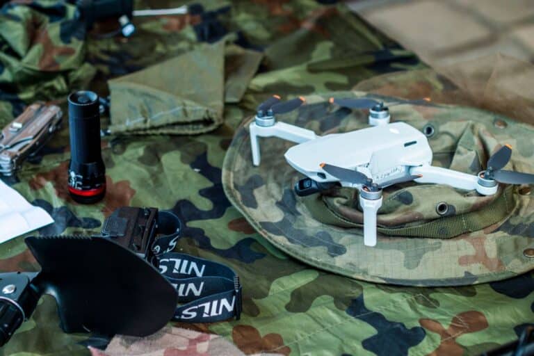 Dron compacto con accesorios y herramientas