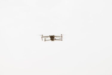Dron moderno para fotografía aérea
