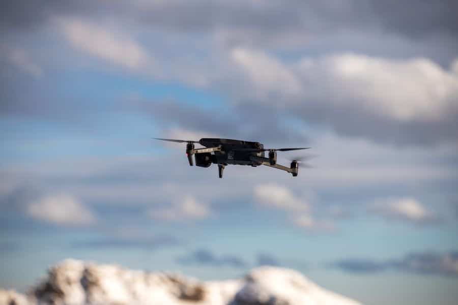 drone camara estabilizada montanas nevadas 2 Drone con cámara estabilizada sobre montañas nevadas