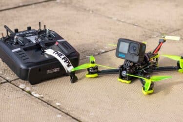 Drone FPV racer con cámara y control remoto