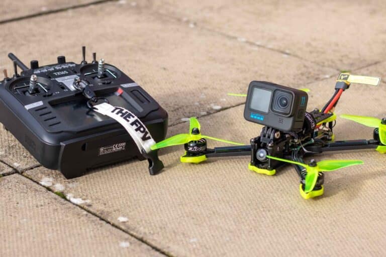 Drone FPV racer con cámara y control remoto