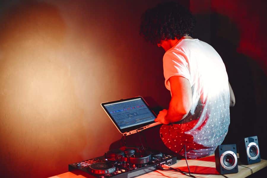 equipo parlantes activos 2 Equipo de DJ con parlantes activos