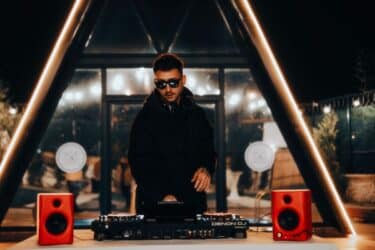 Equipo de DJ con parlantes para eventos