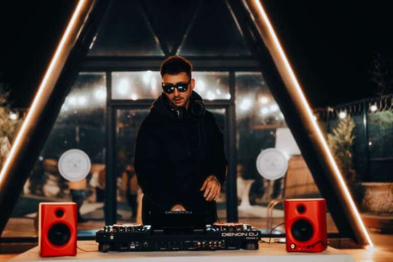Equipo de DJ con parlantes para eventos