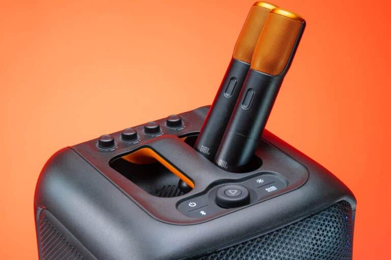 Parlante JBL con micrófonos inalámbricos para fiesta exterior