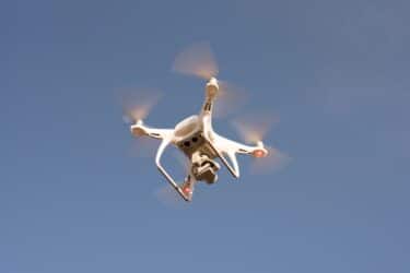 Drone blanco con cámara aérea