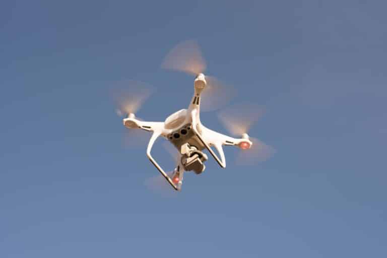 Drone blanco con cámara aérea