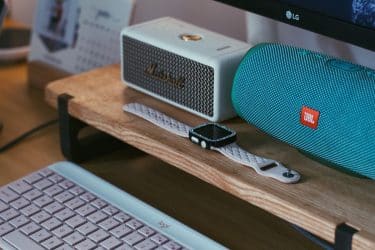 Parlantes Bluetooth activos para oficina moderna